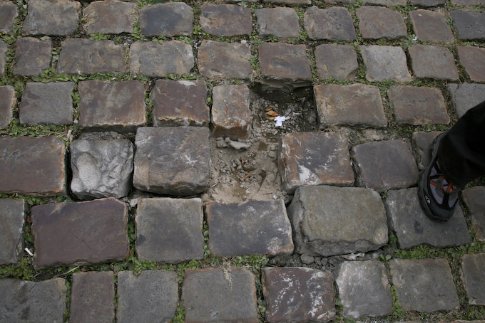 Pragreise (99 von 102).jpg - Die ganze Prager Innenstadt ist vollständig gepflaster. Manchmal ist aber auch ein kleines Loch im Straßenbelag. Ganz wie bei uns halt.